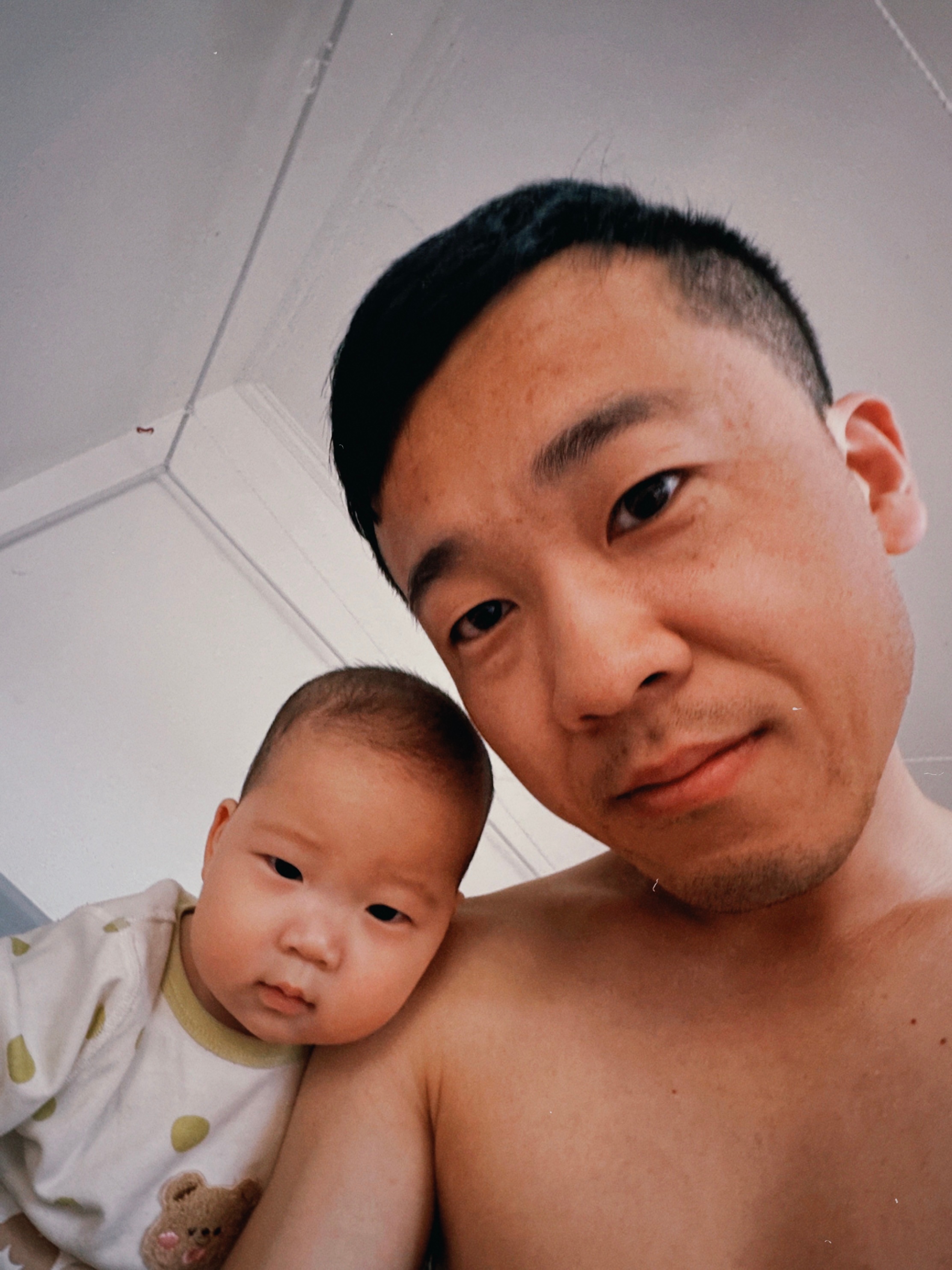 一看手机就不闹了[泪奔] ​​​