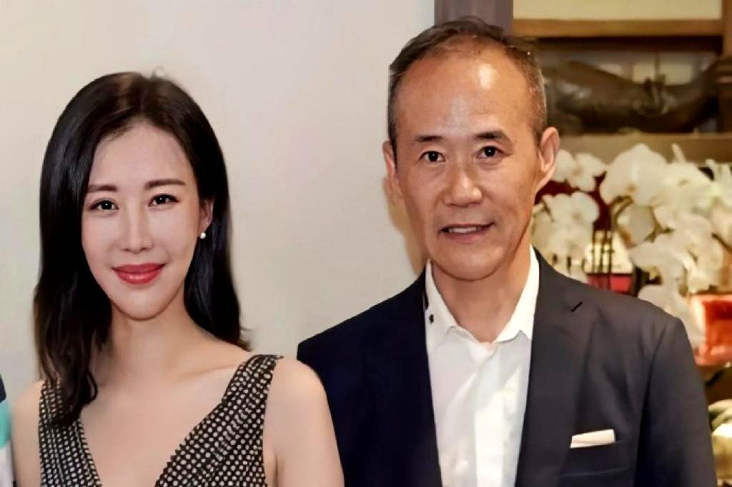 75岁王石被44岁老婆“清照”？
 

元旦后田朴珺狂删合影，商业也解绑，网友秒