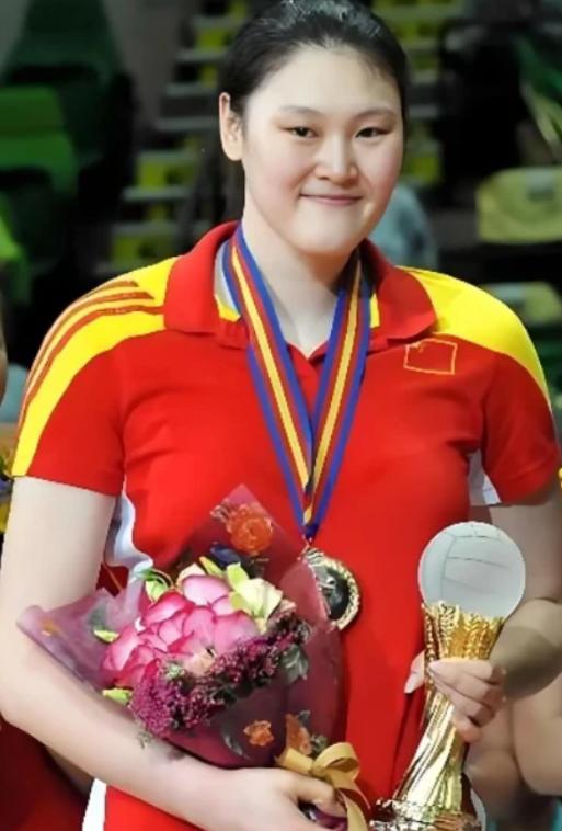 为国争光却惨遭郎平弃用！选择投奔土耳其的王一梅，如今生活怎样？她是中国女排的标志