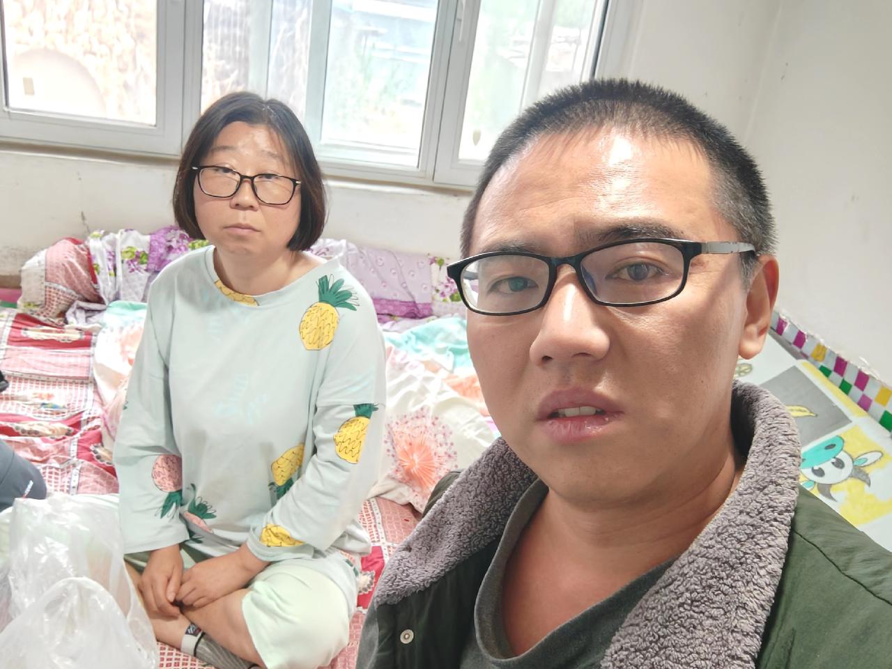 我要回去照顾病重的爸爸了，姐姐突然就哭了，在海景房姐姐抱着我的胳膊不放手，趴在我
