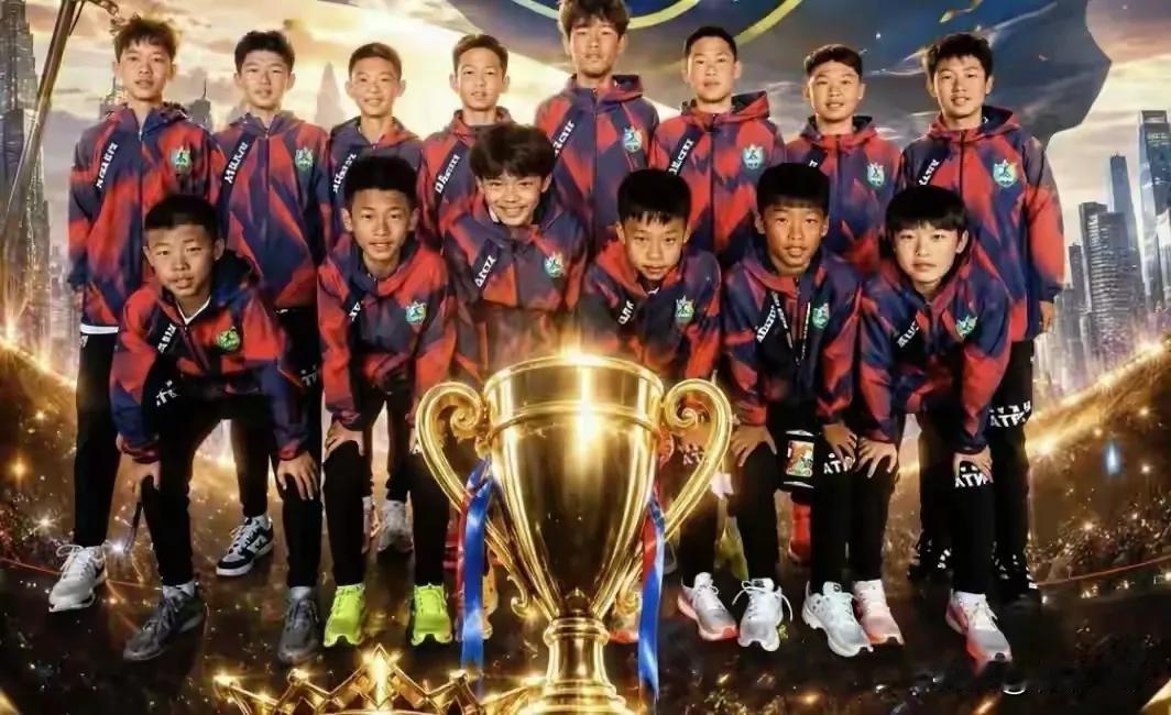 董路选材从不卡家境、学历、专业基础，只看重孩子对足球的热爱与天赋，围栏外没钱上青