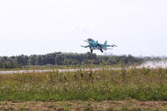 俄军接收新一批苏-34战斗轰炸机

联合飞机公司将另一批 Su-34 战斗轰炸机