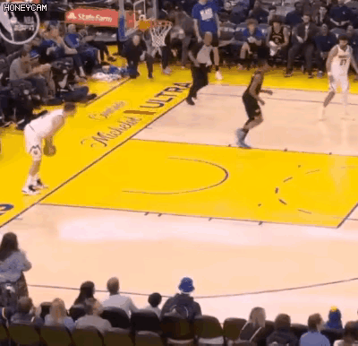 差点忍不住，好想给库里一个大兜比！
对手发球失误，把球直接发给了在替补席上坐着的