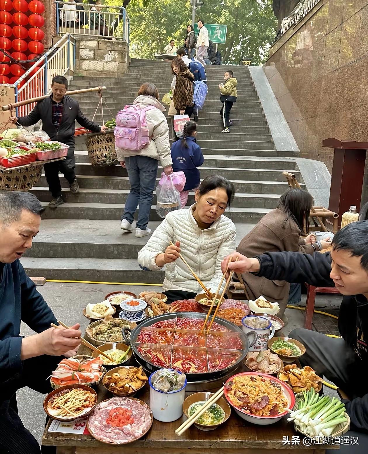 不懂就问全是辣汤的九宫格意义何在？？我来告诉你，80年代我开始吃火锅，到90年代