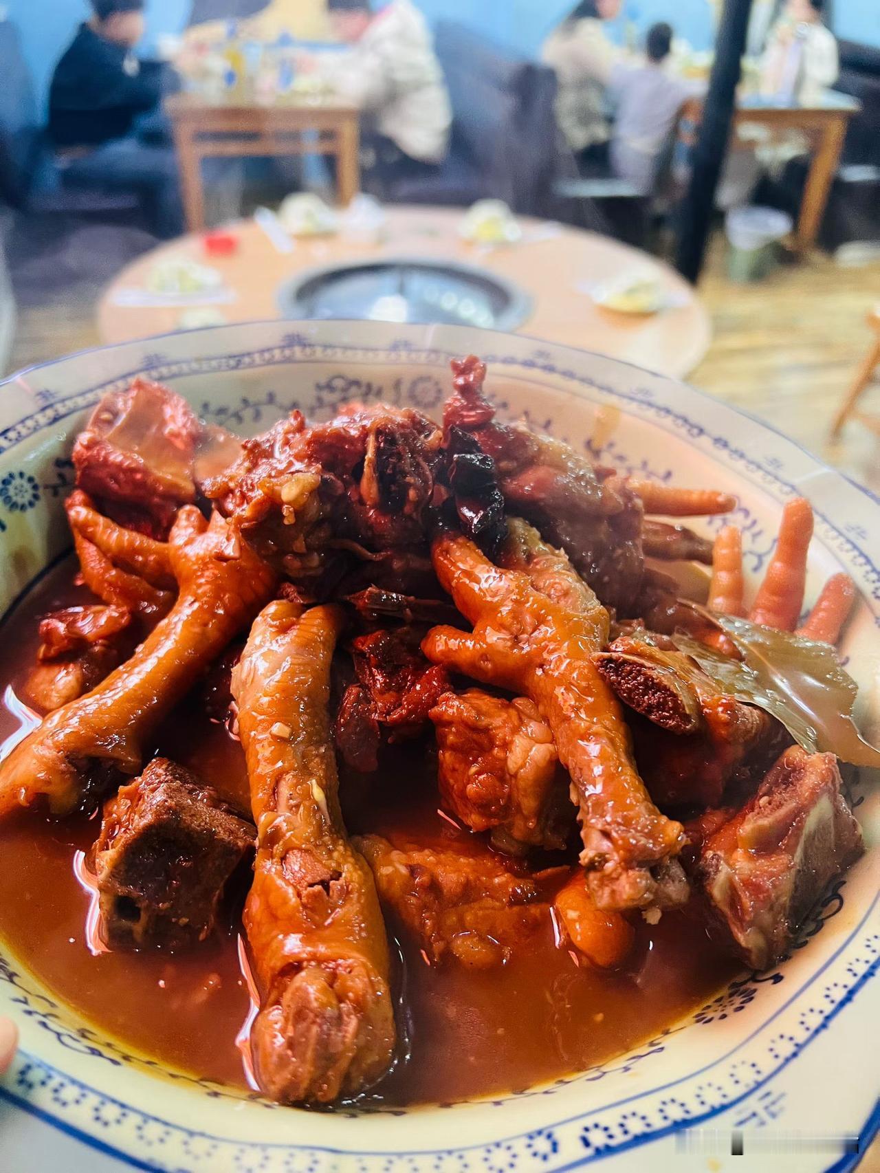 我觉得不认命，命运随着自己内心自信，不轻易放弃，走出来困境，命运就会改变。
人一