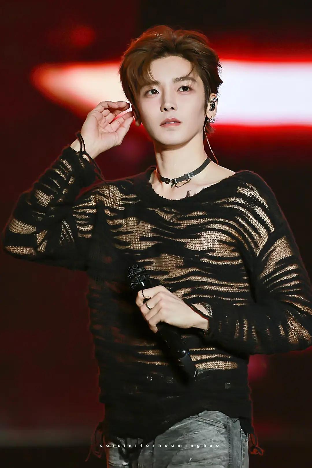 侯明昊今日音乐节现场，大屏的神！状态超好 