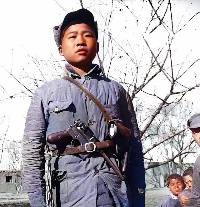 1942年冬，操场上正在举行表彰大会。当喊到一个人的名字时，出列的竟然是一名16