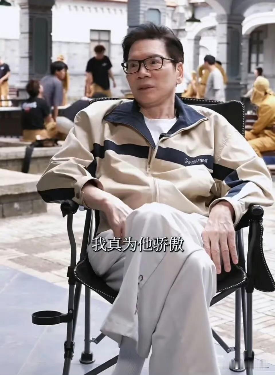 向华强探班向佐，感叹：“你现在红了！”
因为他发现十几个老板、十几部戏，在等着儿