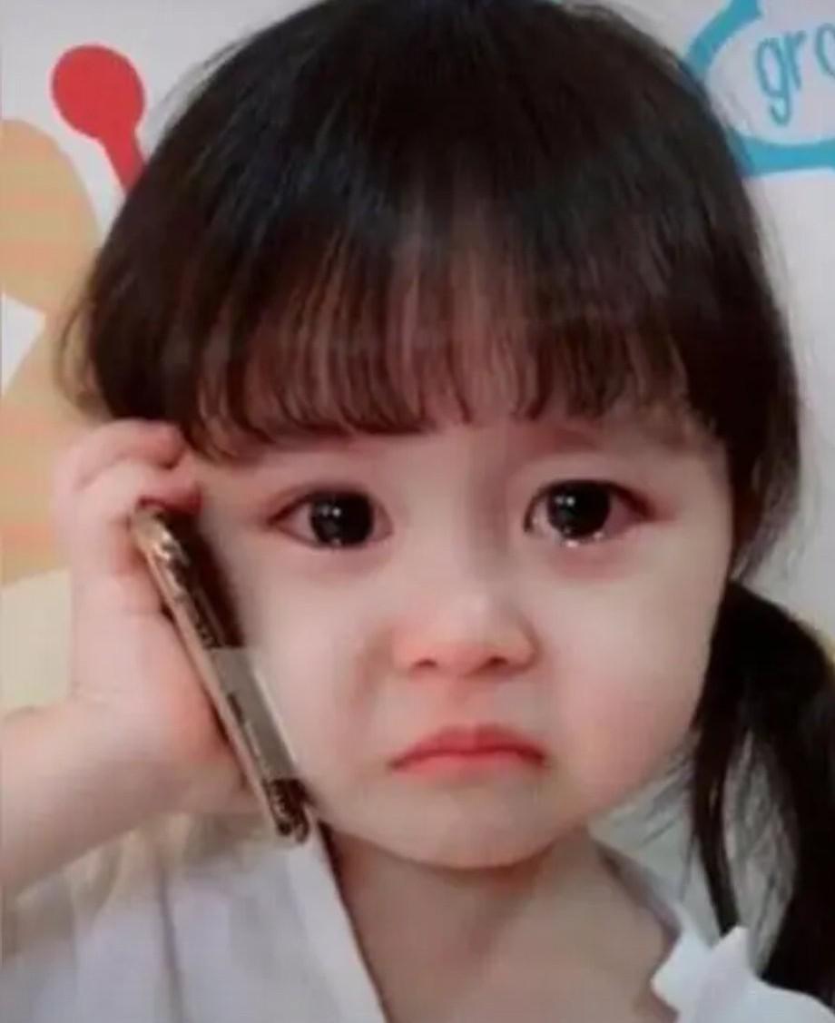 小女孩一直在哭，妈妈百般安慰，可就是不起作用。

真无奈啊！昨天在公交车上，一个