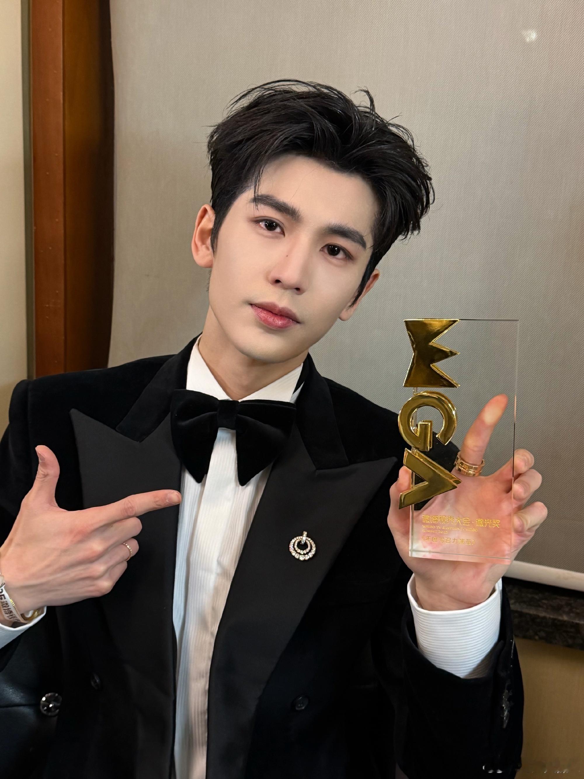 张凌赫视界大会晒照张凌赫晒与胡杏儿刘宇宁合照微博视界大会内场完全老公级别 ​​​