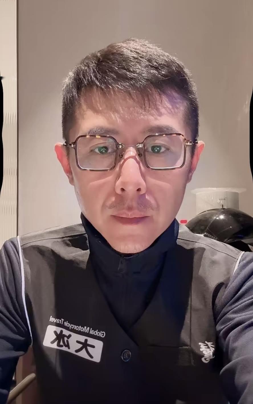连麦女子：冰哥，我31，我弟17。我爸家暴我妈二十年，我从小在拳头底下长大。去年