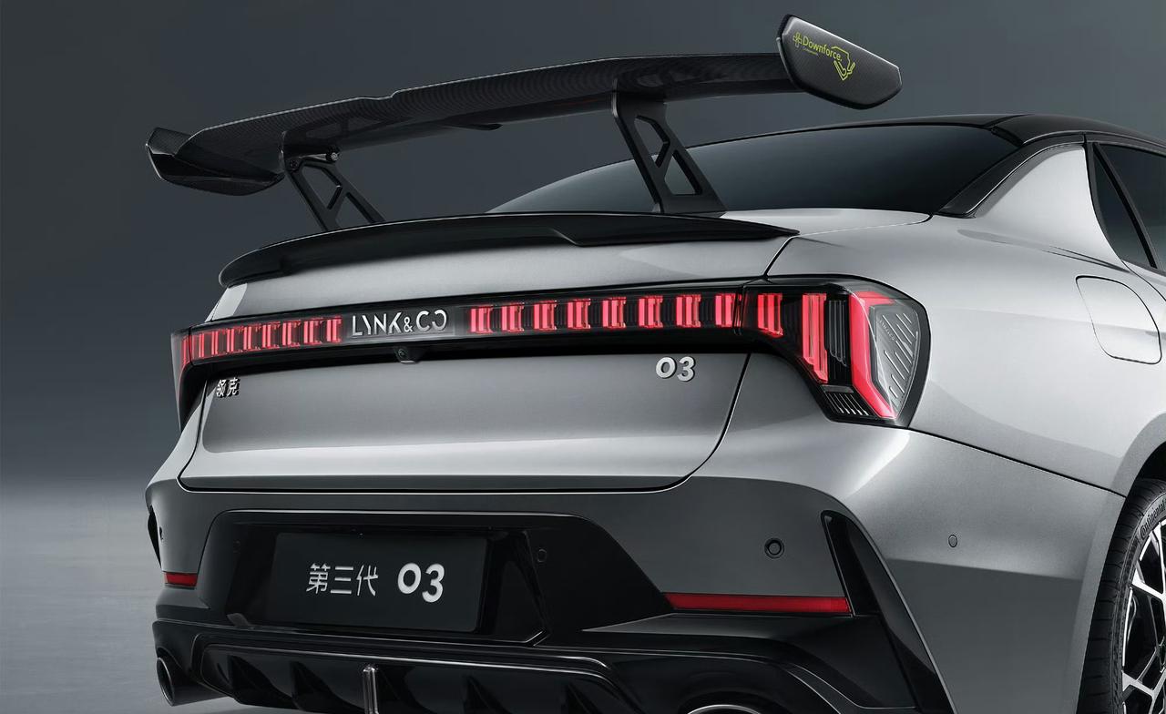 领克03大尾翼版上市，售价15.98万元
零百加速6.5秒
装备大尺寸碳纤维车尾