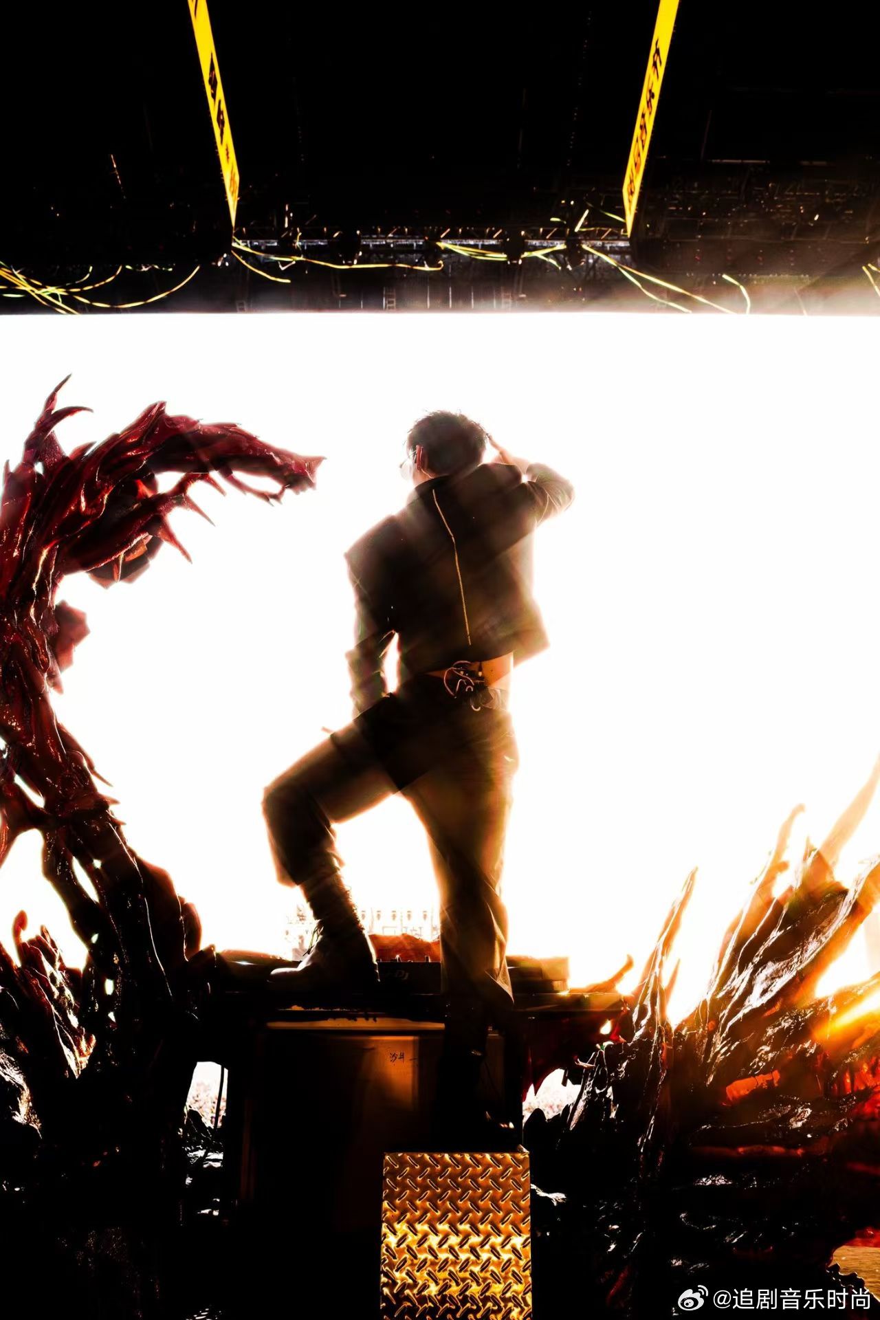 早知道姚琛这样我留着过年看了 姚琛的舞台简直是视觉盛宴！那灵机一动的创意，把舞台