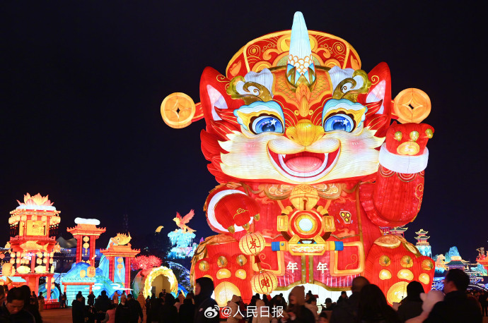 【收藏！#彩灯一亮年味就有了#】#彩灯已提前加入过年氛围组# 近日，四川自贡、江