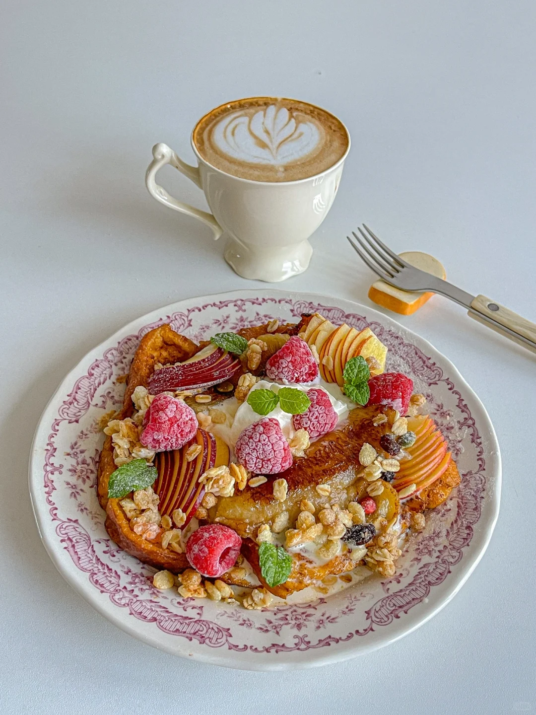 元气早午餐🍓水果麦片法式吐司🍞热拿铁☕️