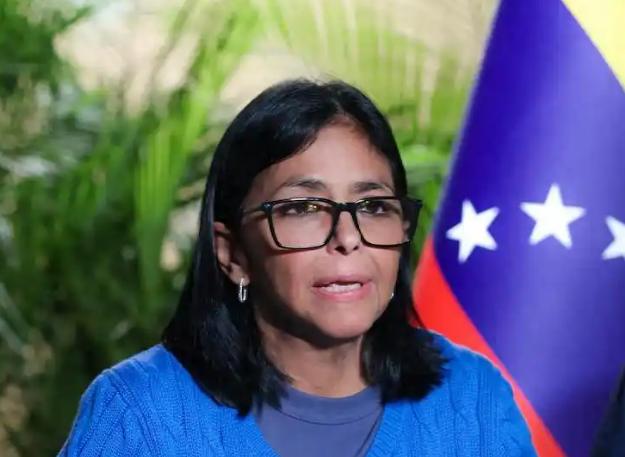 委内瑞拉这次总算开窍了！以前美国要油，我就死磕主权，越讲越亏。现在学精了：你抓我
