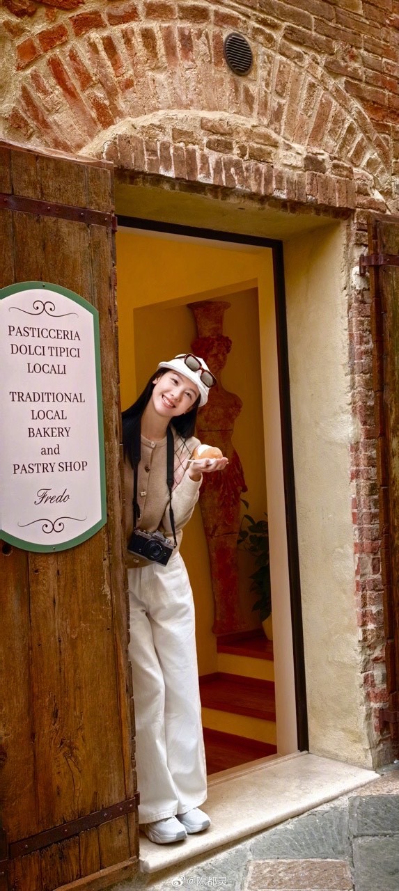 娱乐[超话]陈都灵甜点plog陈都灵生日特别明信片 ​​​好萌的嘟嘟 ​​​