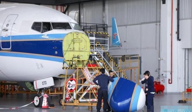 南航退役的波音737-700在贵阳机场拆解，本以为是拆废铁，结果发动机舱里直接藏