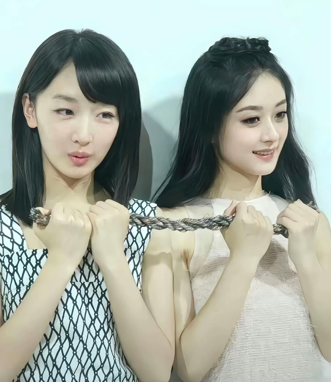 赵丽颖周冬雨刚出道时好嫩好年轻，嫩得可以“掐出水来”。

满满的胶原蛋白，皮肤好