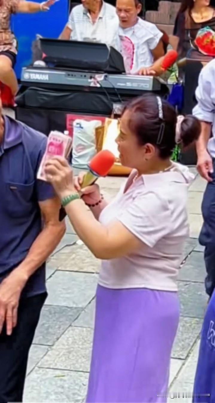 鱼峰山舞场，过去是大爷花钱请大妈跳舞，如今情况逆转，成了大妈撒钱找伴舞。瞧，这位