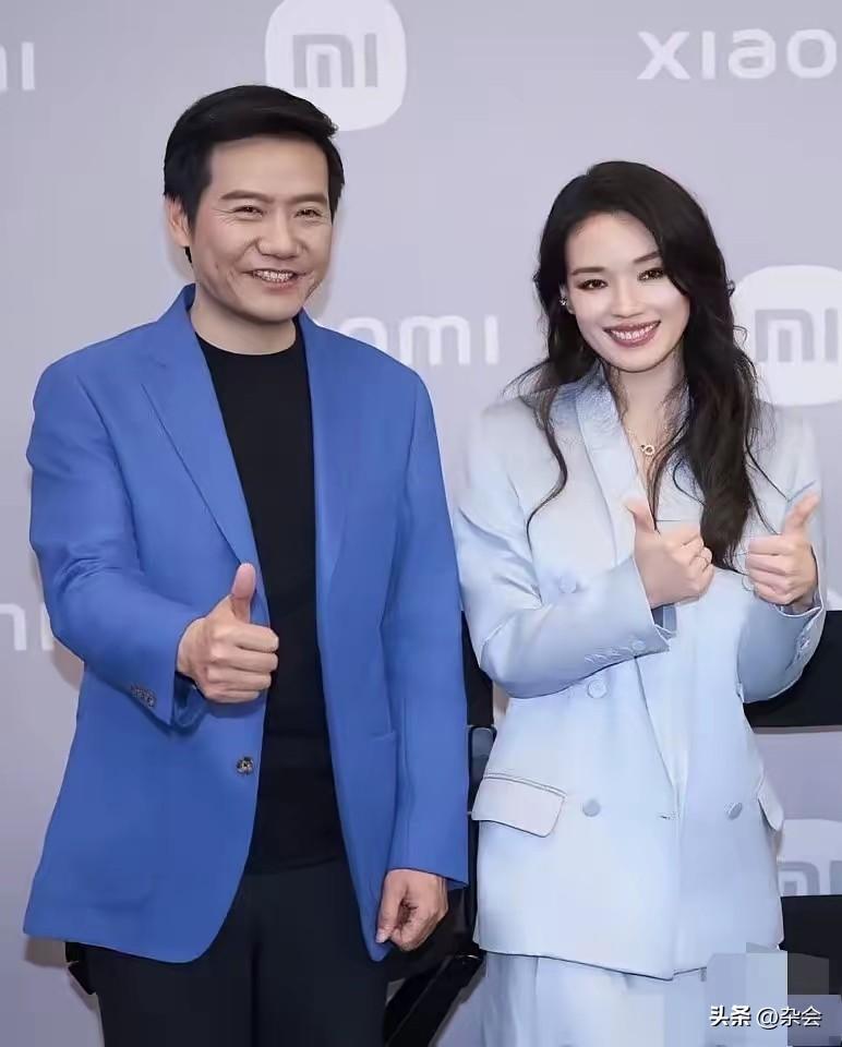 雷军真的是个谜！
明明已经56岁了，却完全没有大肚腩、秃顶这些“中年标配”，头发