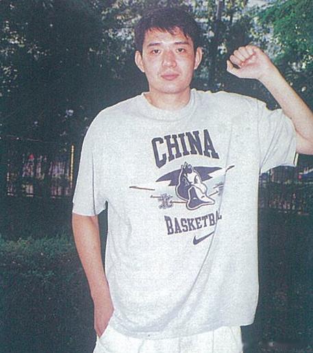 整理老照片，有老球迷知道“逍遥王”巩晓彬为什么会穿北京首钢鸭的T恤吗？[嘻嘻] 