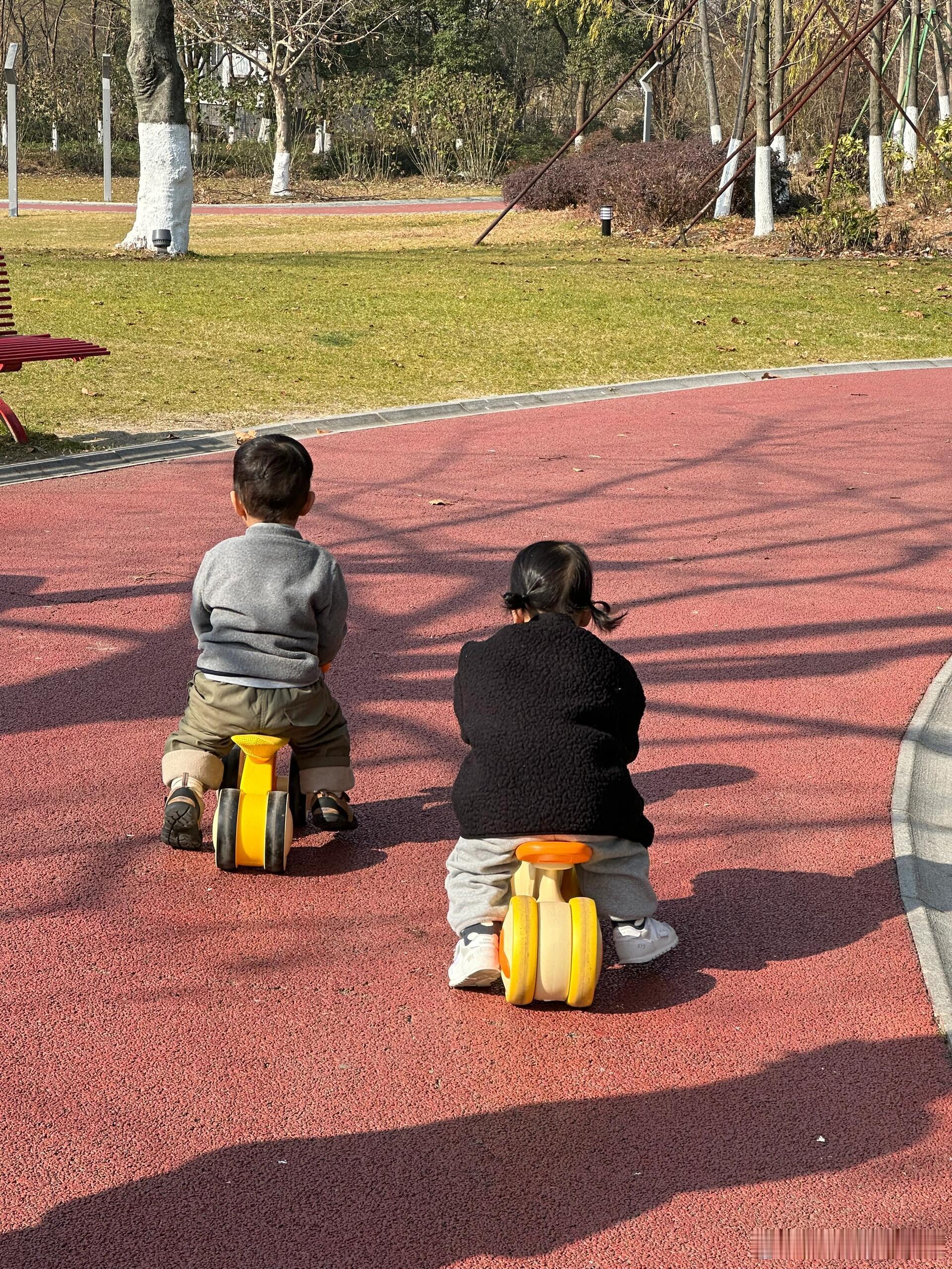 小孩哥有了自己的青梅竹马几乎每天都会见面一起户外放风 一起逛超市好的时候牵手抱抱