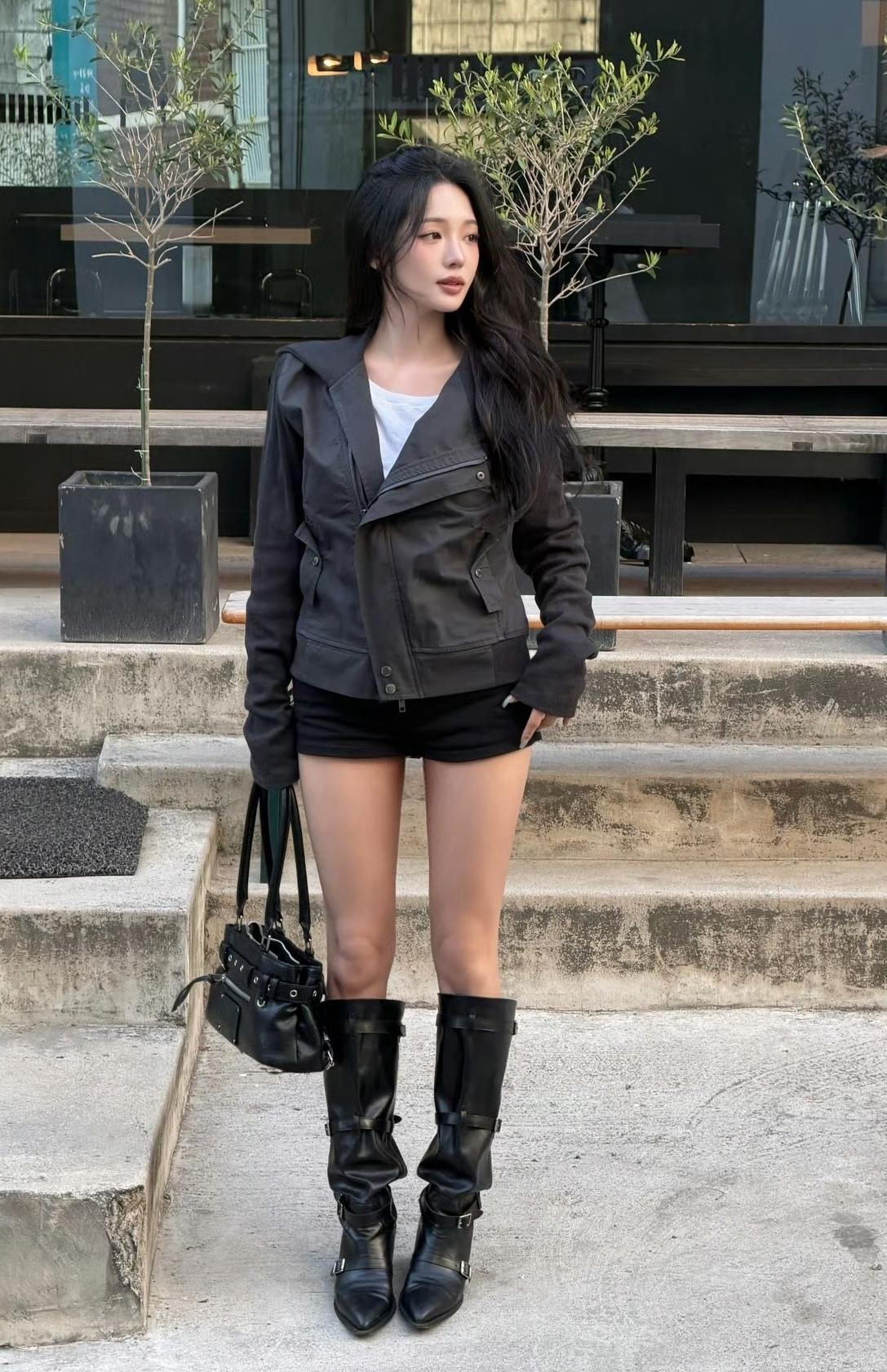 酷飒松弛感的街头辣妹风，又A又随性！
 
做旧黑夹克+短款内搭+短裤，搭配金属扣