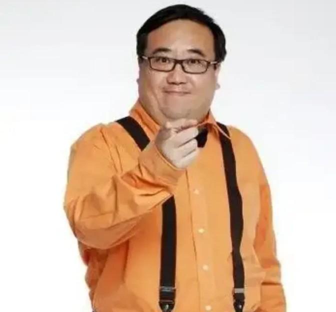 一次，那威对王为念说：“我请你吃饭。”其实，那威就是客套地说说，没想到王为念答应