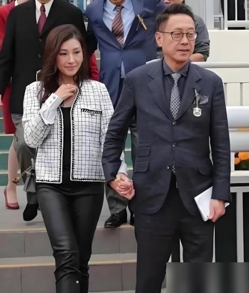 看55岁的李嘉欣在街头秀恩爱，我悟了，岁月从不败美人，只败没钱的普通人。

这哪