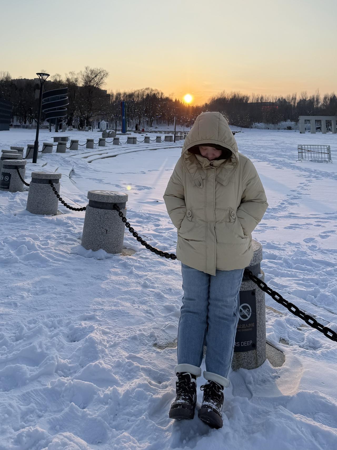 雪天拍不好
大多不是雪的问题
是光没用对

① 太阳在人物背后
让光从侧后方打过
