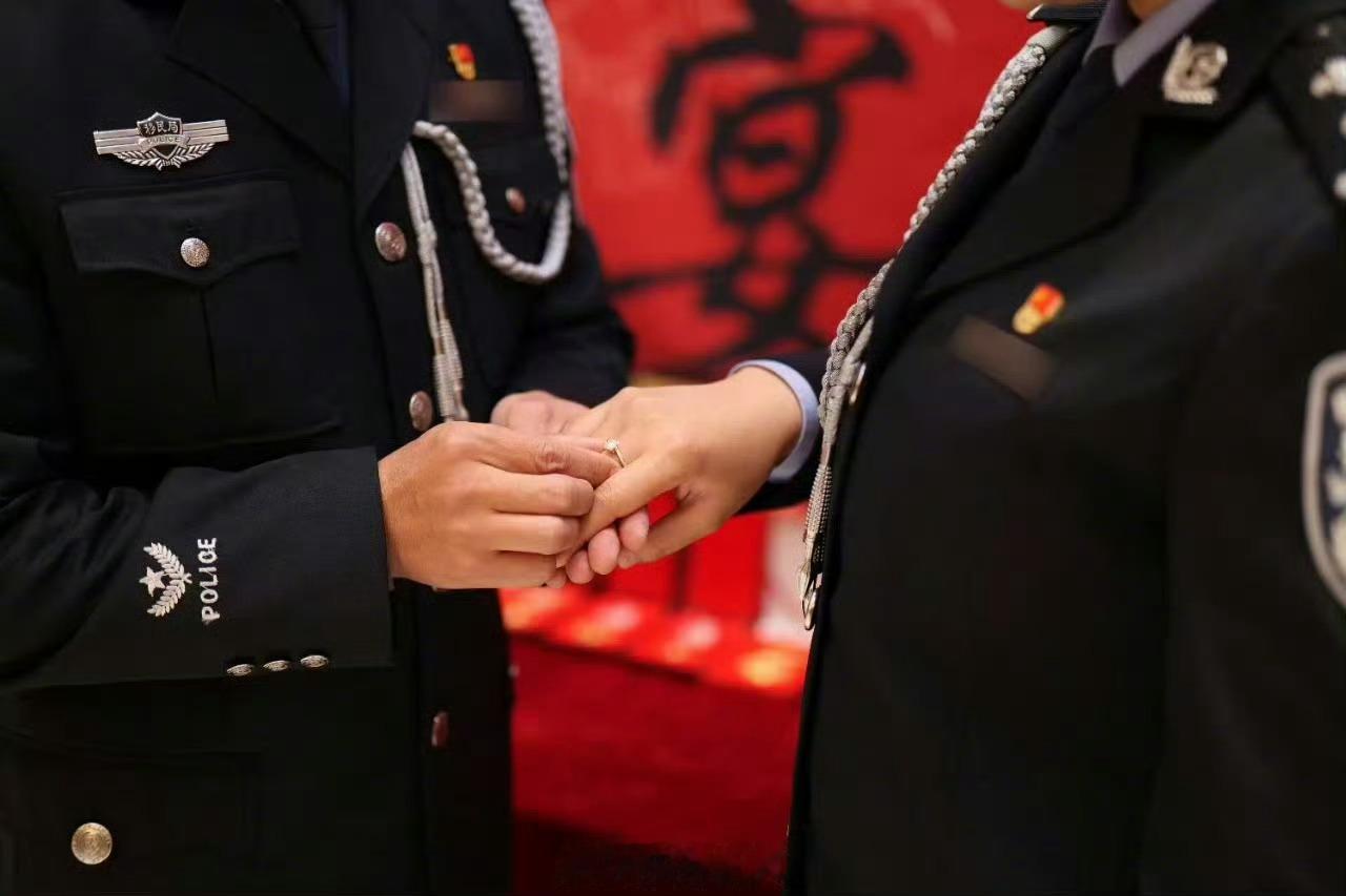 两缉毒警曾假扮情侣如今订婚了 祝福！愿平平安安，白头到老。 