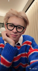 何浩楠素颜直播 何浩楠素颜直播太有魅力了😍！没有妆容的掩盖，他的五官更加立体，