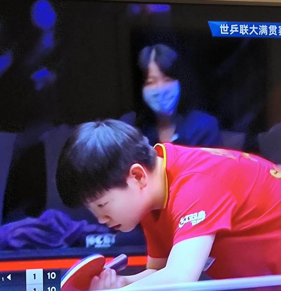 孙颖莎三比二战胜汉娜。进入16强。

第一局两人的比分都非常胶着，打到六平、八平