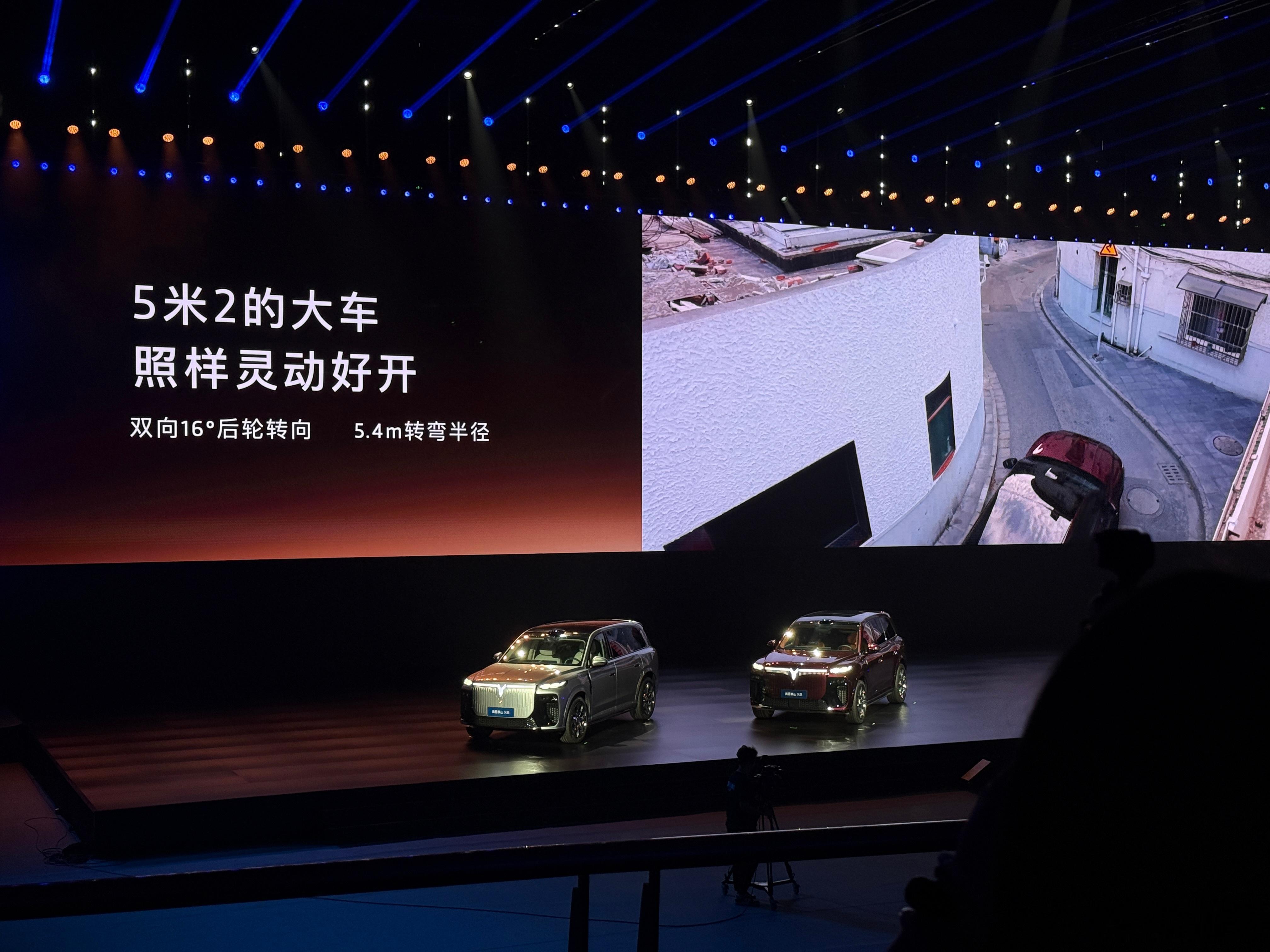 岚图泰山X8作为一台5米2的大车，灵活性非常重要，尤其是遇到窄路掉头、窄路会车、