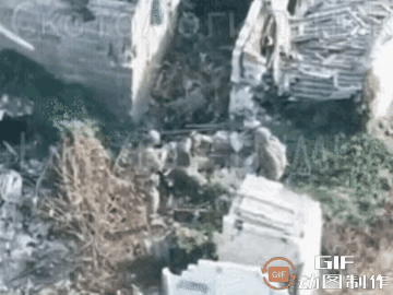 战场血肉飞，刀枪不认人
两名俄军占领乌军阵地…
两名乌军躲在猫儿洞
俄军用枪对着