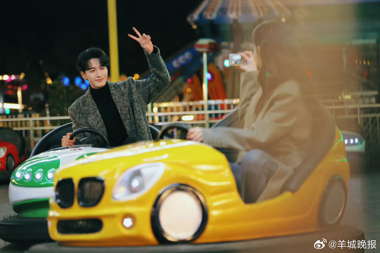 【一起看看剧中人的快乐剧照】剧中人的“比耶照”，简单的快乐即将溢出屏幕！谁的笑意