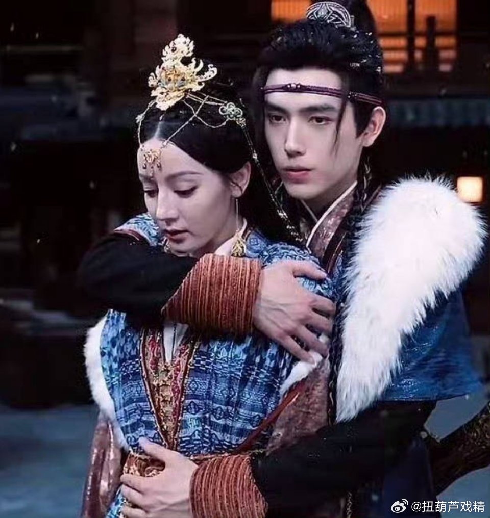 迪丽热巴 古偶巴巴是美女，但在剧里要挑角度的，还有别和年轻的男主搭戏了 