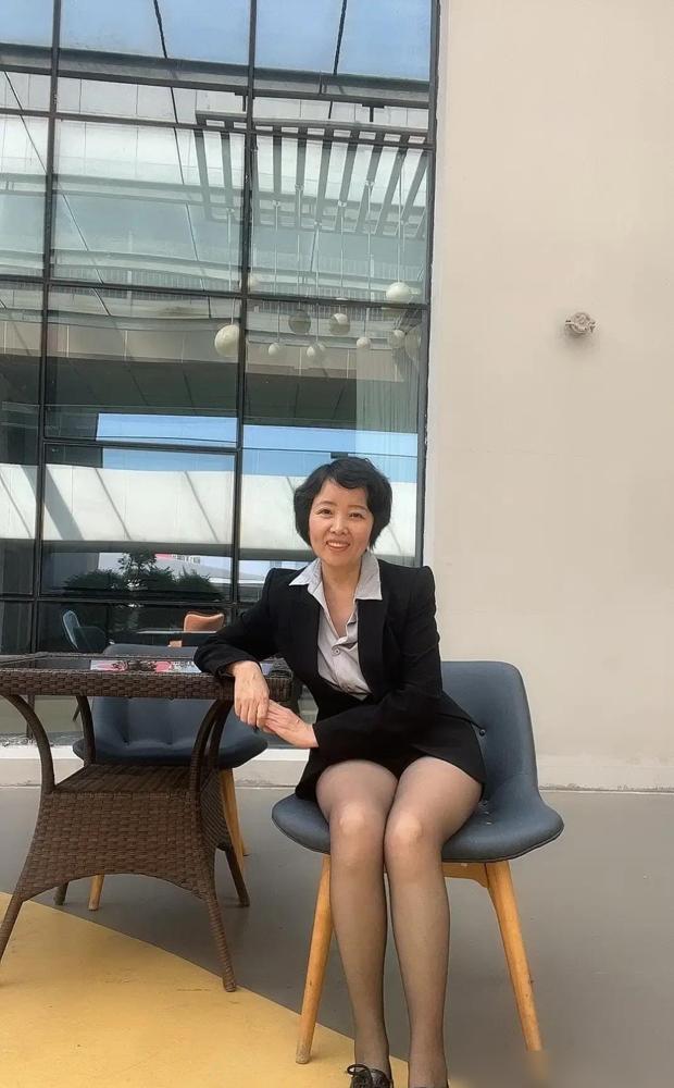 会认真听别人说话的人，往往更容易赢得信任，也更容易在人际和工作里占据主动。

前