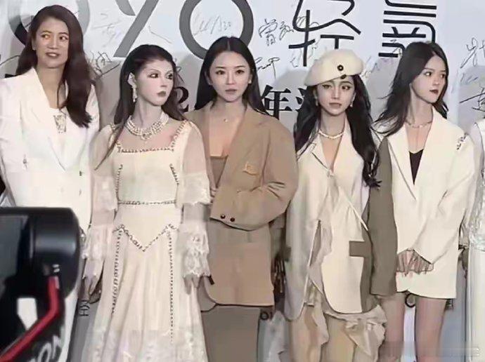 这个女的心脏真强大，化成这个样子还敢站在袁咏仪旁边 ​ ​​​