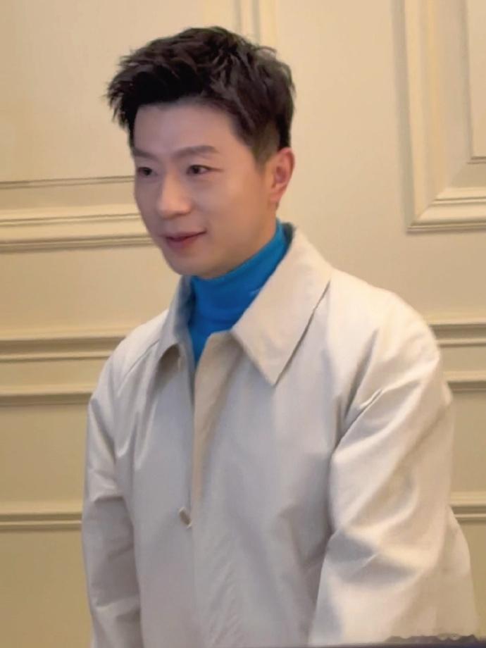 马龙有一种薄荷冰沙的爽感马龙的米兰蓝色造型太有味道了！清爽的气场扑面而来，就像一