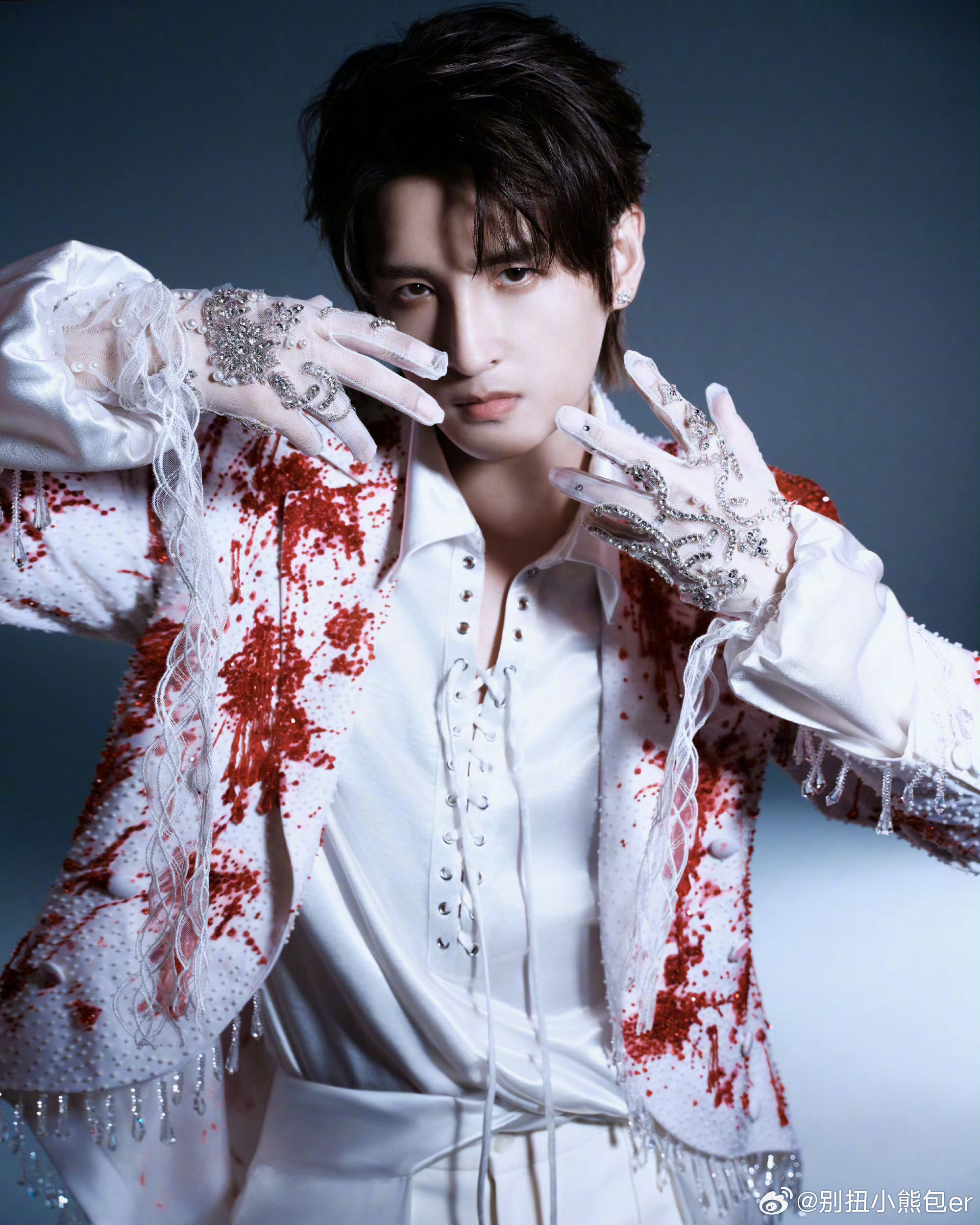 张远回应自己手小抓财 张远被粉丝抓包手套填不满，当场伸手自证，结果实锤手短，还一