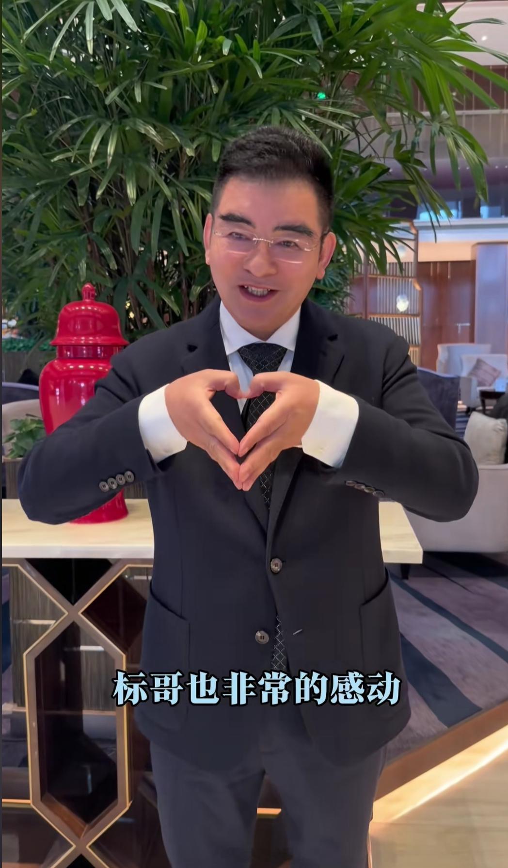 陈光标喊话李亚鹏提供银行卡号不管这种公开喊话的方式好不好最后能把捐款打到账，解决