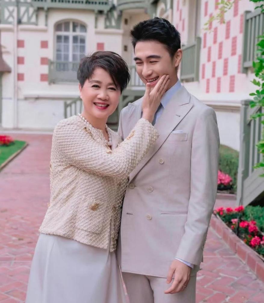 梁安琪三个儿子，

最省心的那个反而最不像赌王家的人

都说豪门子女多纷争，赌王