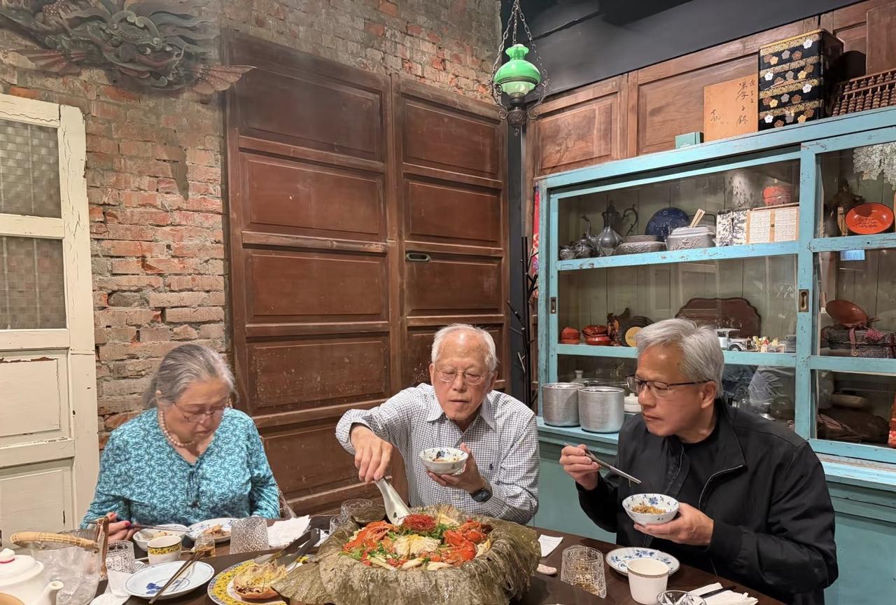 英伟达CEO黄仁勋：尽管自己已经63岁，他仍会被父母批评提建议。

‌黄仁勋笑称