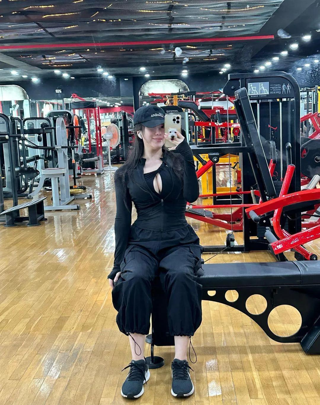 舞低杨柳楼心月
#风情百媚# #欣赏佳人风采# #靓妹倩影分享# #欣赏佳人佳作