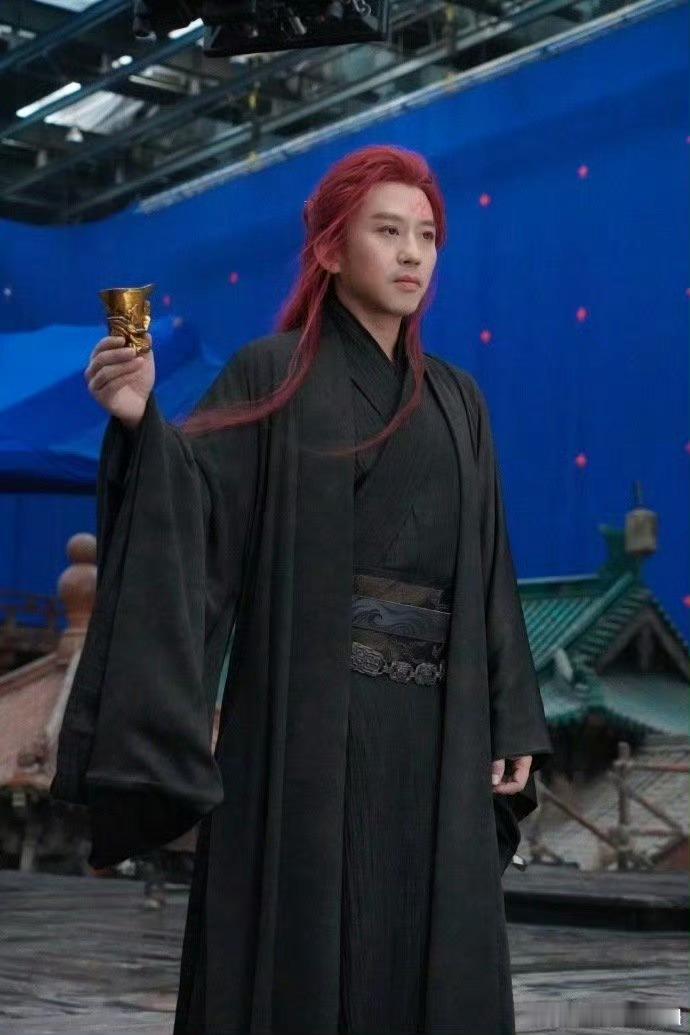 邓超魔童的外表灵珠的内心 邓超魔童的外表灵珠的内心！《刺杀小说家2》片场红发造型