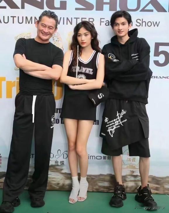 景岗山带高颜值子女走秀，儿子混血感十足，女儿身材高挑又辣又靓。现场来了很多娱乐圈