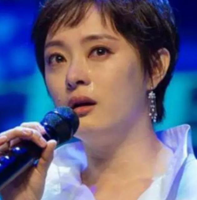 2006年深秋，一个贫困大学生对着镜头怒吼：“每月就给我500块，资助不起装什么