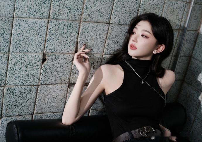 孔雪儿女团妆造轻妆感重颜值！孔雪儿清透自然的女团底妆，最大化凸显浓颜原生优势，眼